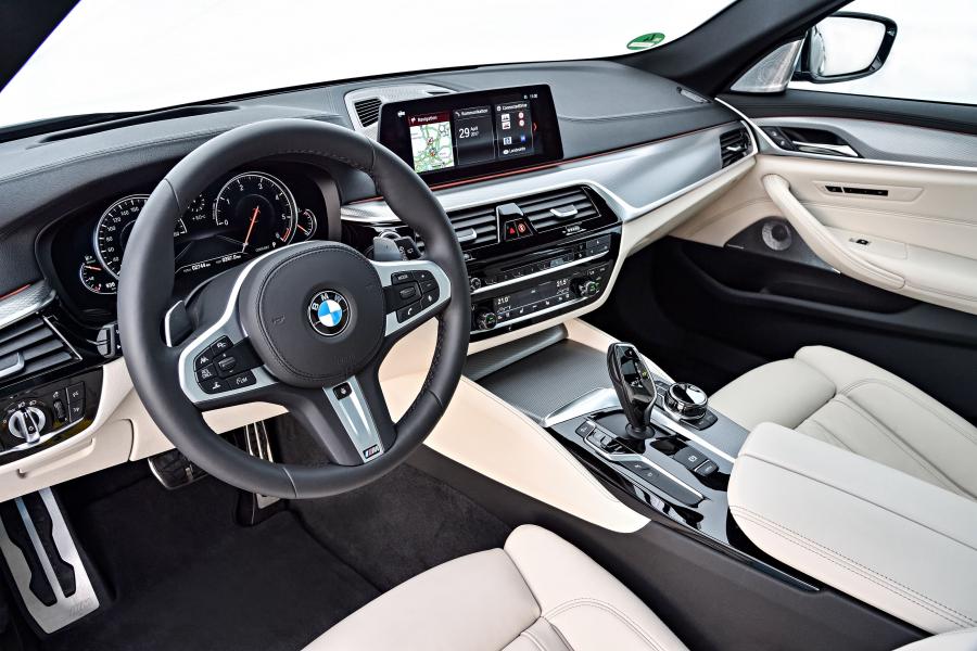 Интерьер BMW 530d Touring M Sport 2017 года  (WW) (фото 11 из 40)